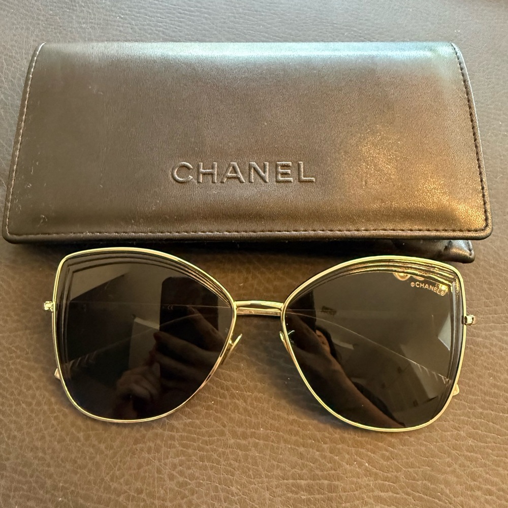 CHANEL Sunglasses with Gold Frame and Black Lenses